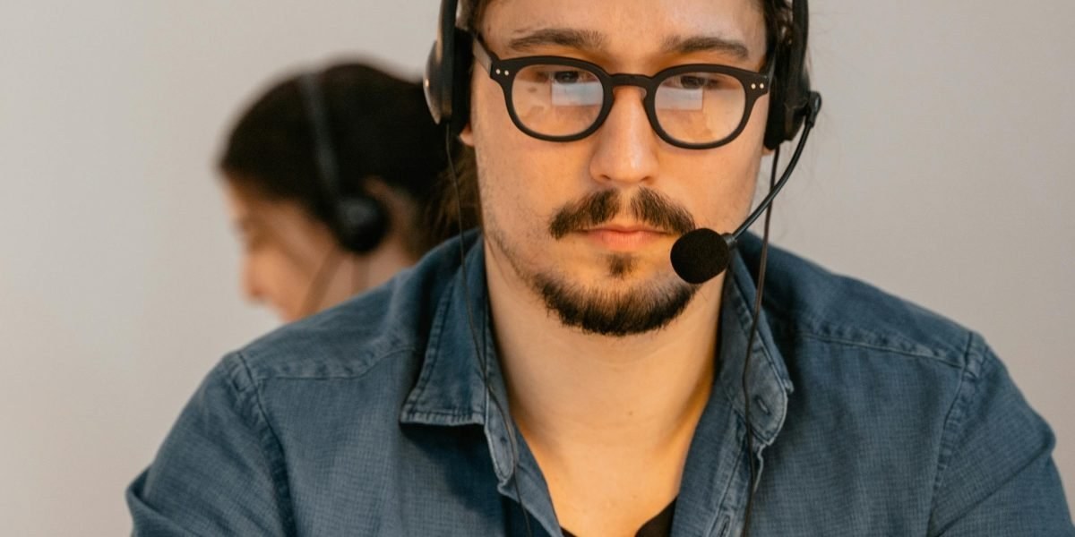 Support specialist preparing a subscriber response