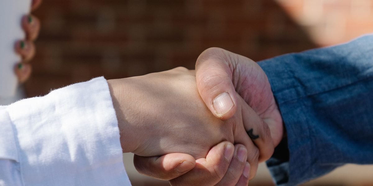 Professionals shaking hands to finalize a strategic partnership agreement.